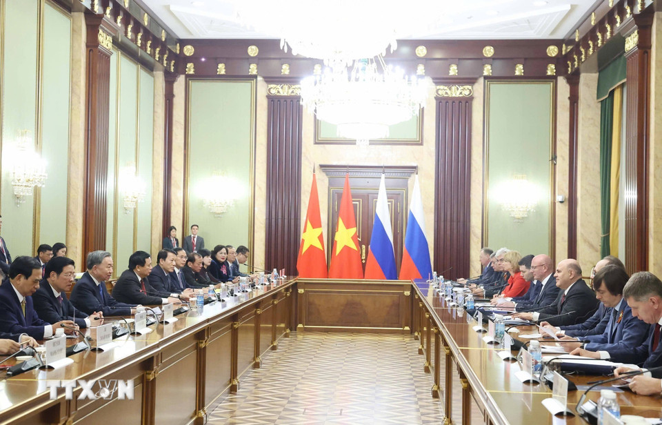 Tổng Bí thư Tô Lâm và đoàn Việt Nam tại cuộc hội kiến Thủ tướng Liên bang Nga Mikhail Mishustin. Ảnh: Thống Nhất/TTXVN