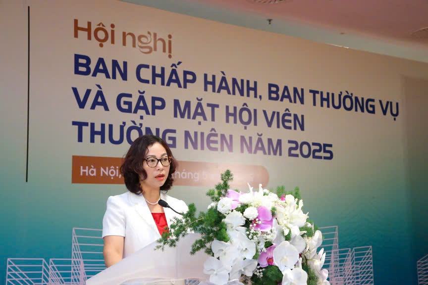 Bà Tống Thị Hạnh - Cục trưởng Cục Quản lý nhà và Thị trường bất động sản (Bộ Xây dựng) phát biểu chỉ đạo.
