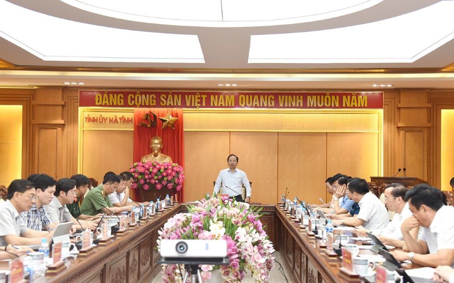 Bí thư Tỉnh ủy, Trưởng ban Chỉ đạo xóa nhà tạm, nhà dột nát tỉnh Hà Tĩnh Nguyễn Duy Lâm chủ trì cuộc họp. Bí thư Tỉnh ủy, Trưởng ban Chỉ đạo xóa nhà tạm, nhà dột nát tỉnh Hà Tĩnh Nguyễn Duy Lâm chủ trì cuộc họp.