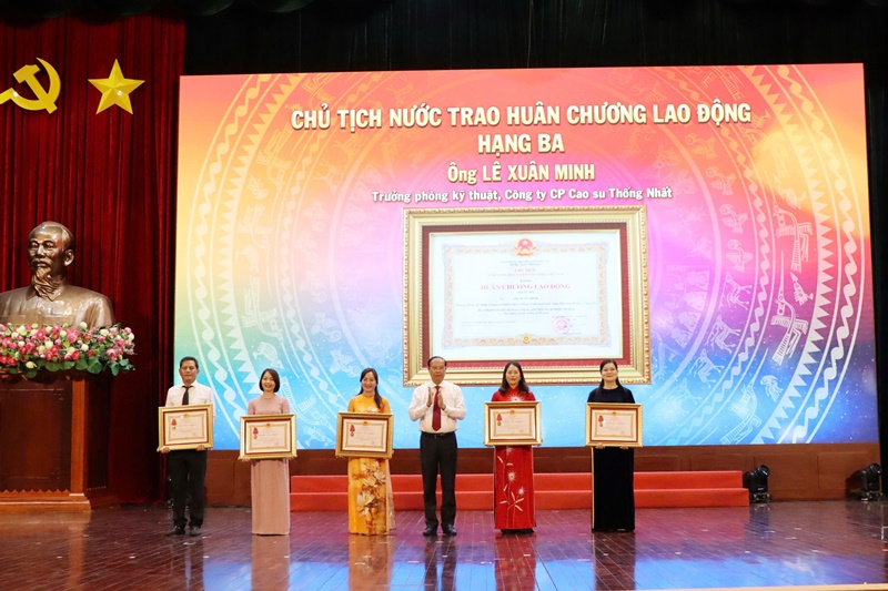 Chủ tịch UBND tỉnh BR-VT trao 01 Huân chương lao động hạng Nhì và 04 Huân chương lao động hạng Ba cho 5 cá nhân xuất sắc (Ảnh: Thanh Huyền) Chủ tịch UBND tỉnh BR-VT trao 01 Huân chương lao động hạng Nhì và 04 Huân chương lao động hạng Ba cho 5 cá nhân xuất sắc (Ảnh: Thanh Huyền)