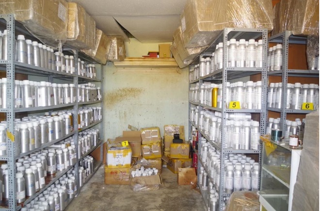 Kho chứa hàng chục ngàn chai nước hoa giả. Ảnh: CA CC Kho chứa hàng chục ngàn chai nước hoa giả. Ảnh: CA CC