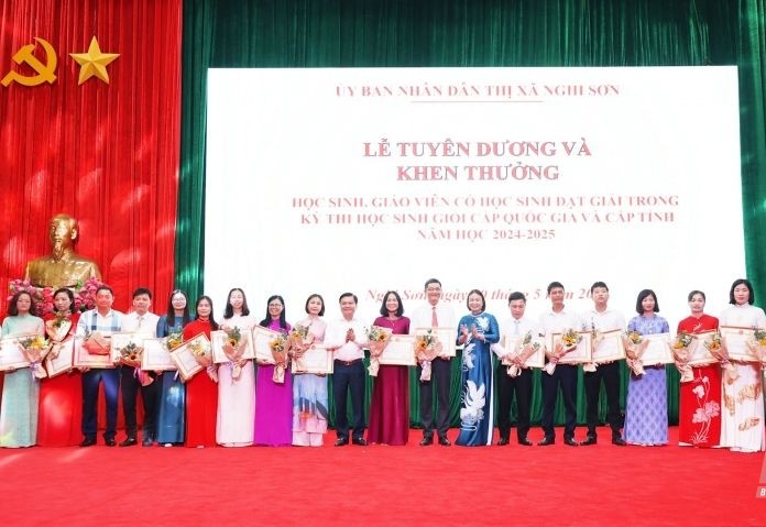 Trao thưởng cho giáo viên có học sinh đoạt giải cấp tỉnh.