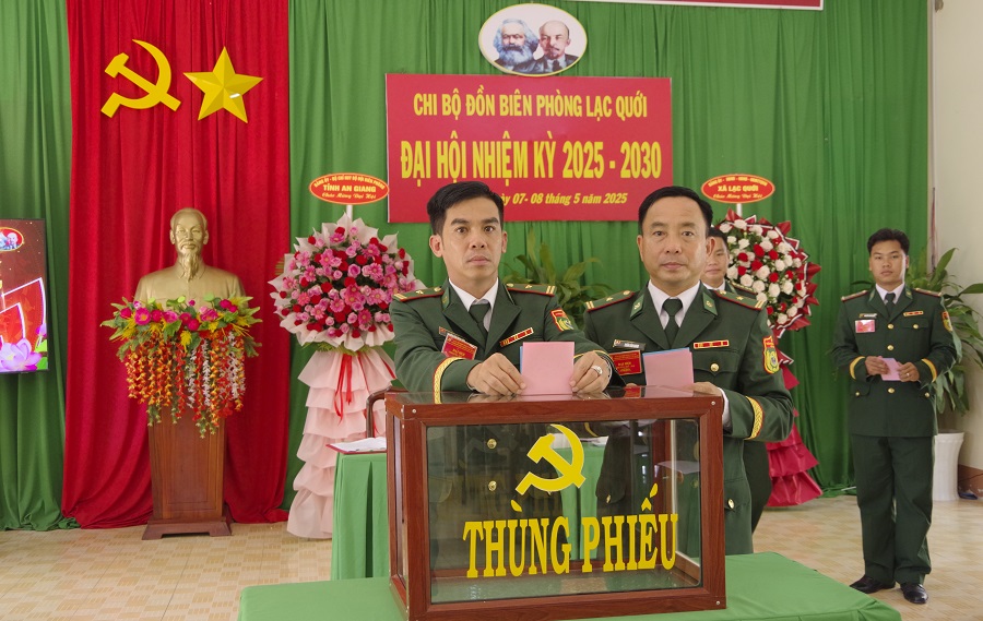 Bỏ phiếu bầu Bí thư, phó Bí thư chi bộ Đồn Biên phòng Lạc Qưới