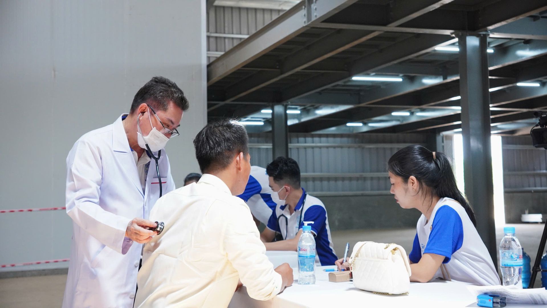 Tiến sĩ, Bác sĩ Tôn Thanh Trà – Tổng Giám đốc Bệnh viện Chợ Rẫy Phnom Penh trực tiếp khám bệnh cho CB.CNV tại KLH