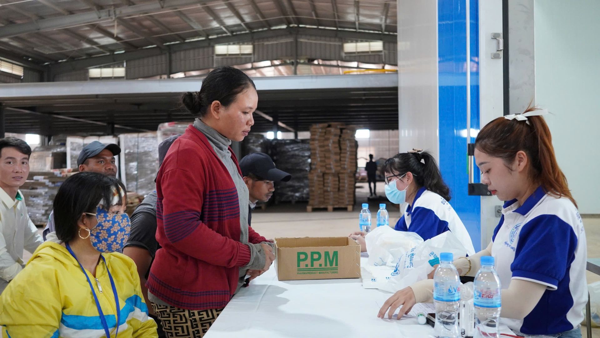 Tư vấn và cấp phát thuốc cho người lao động