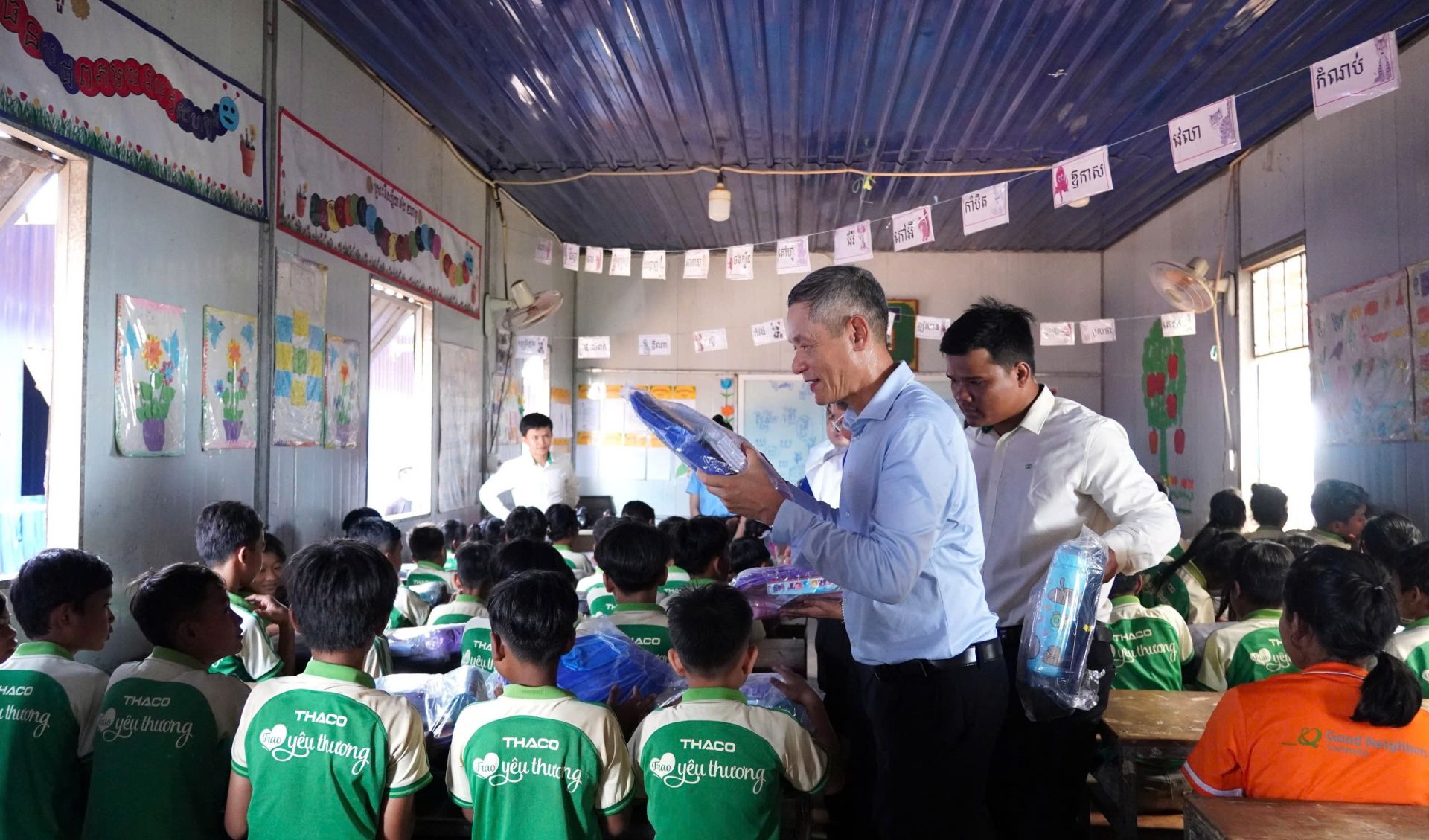 Tặng sách, vở và dụng cụ học tập cho học sinh