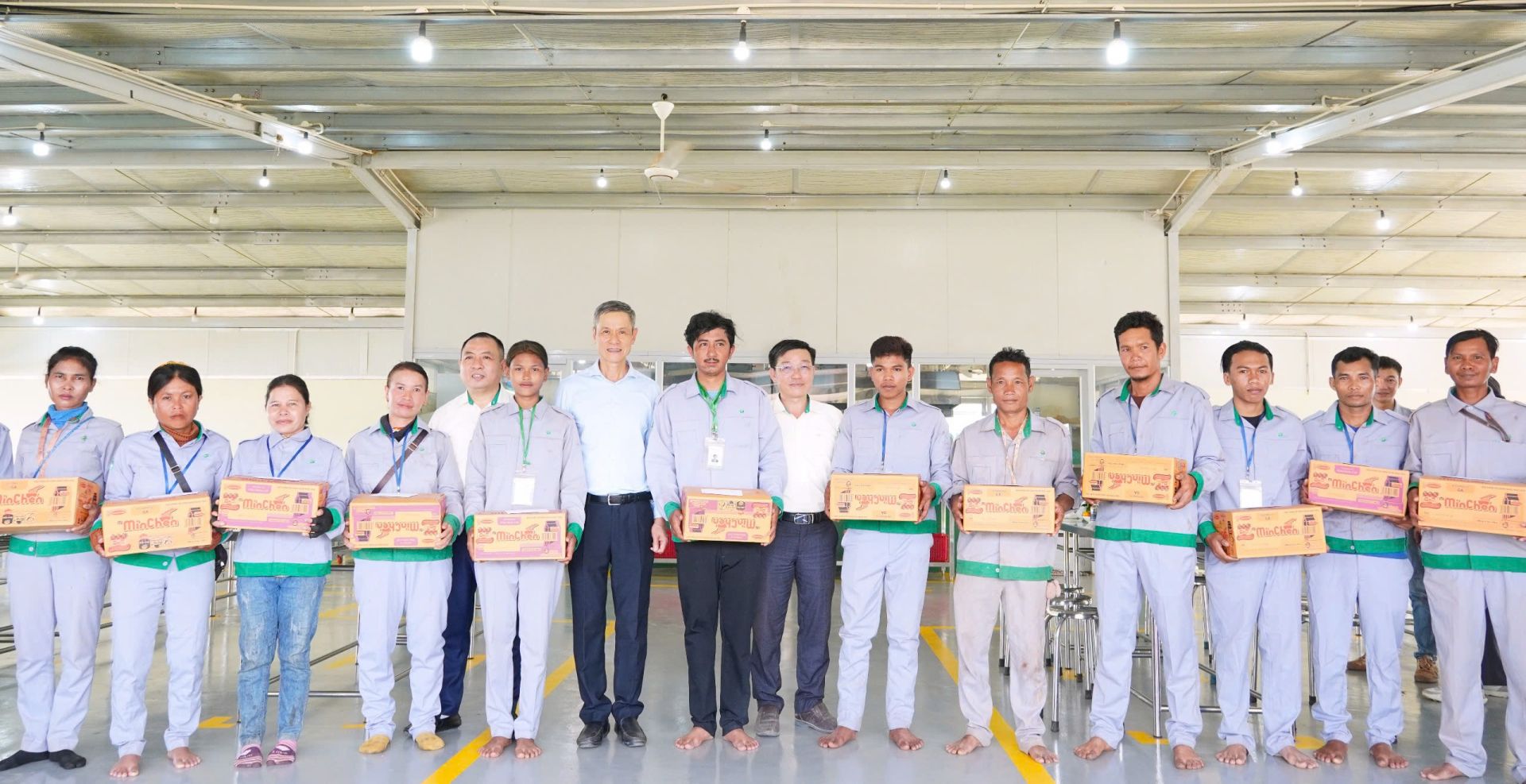 Tặng quà cho công nhân tại nhà ở BP1.4