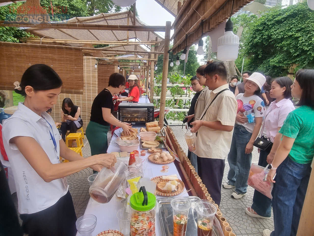 Các gian hàng nhận được sự quan tâm đông đảo của người tiêu dùng