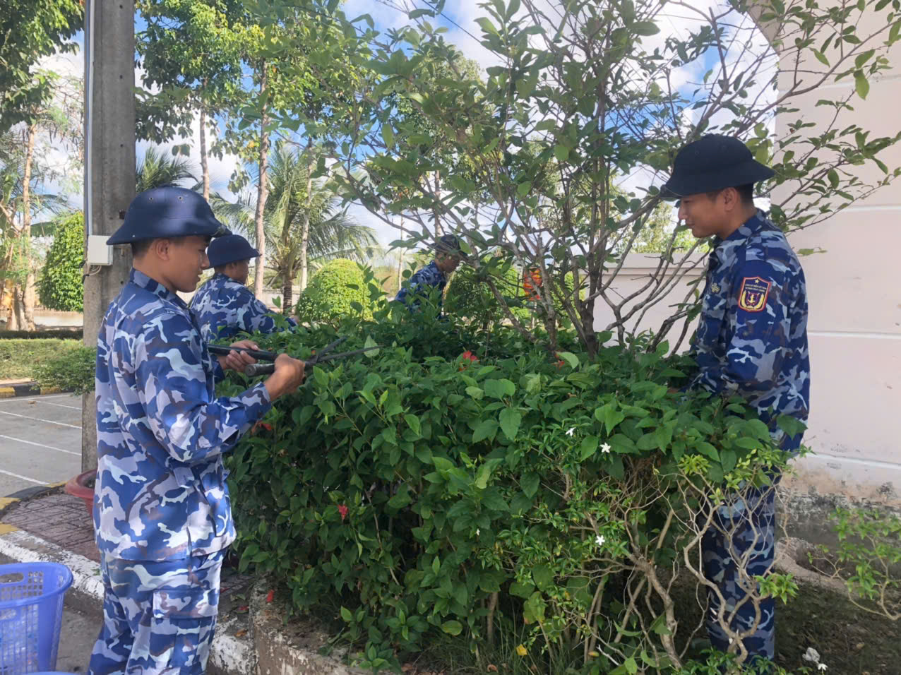 Bộ đội chăm sóc hoa Ngày Chủ nhật xanh Bộ đội chăm sóc hoa Ngày Chủ nhật xanh