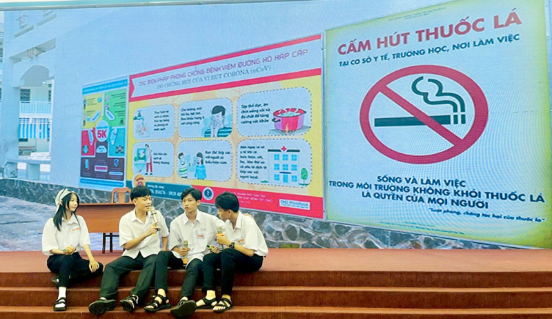 UBND TP. Hà Nội yêu cầu các đơn vị trực thuộc đưa nội dung phòng, chống tác hại của thuốc lá vào kế hoạch hoạt động hằng năm. Ảnh: KT