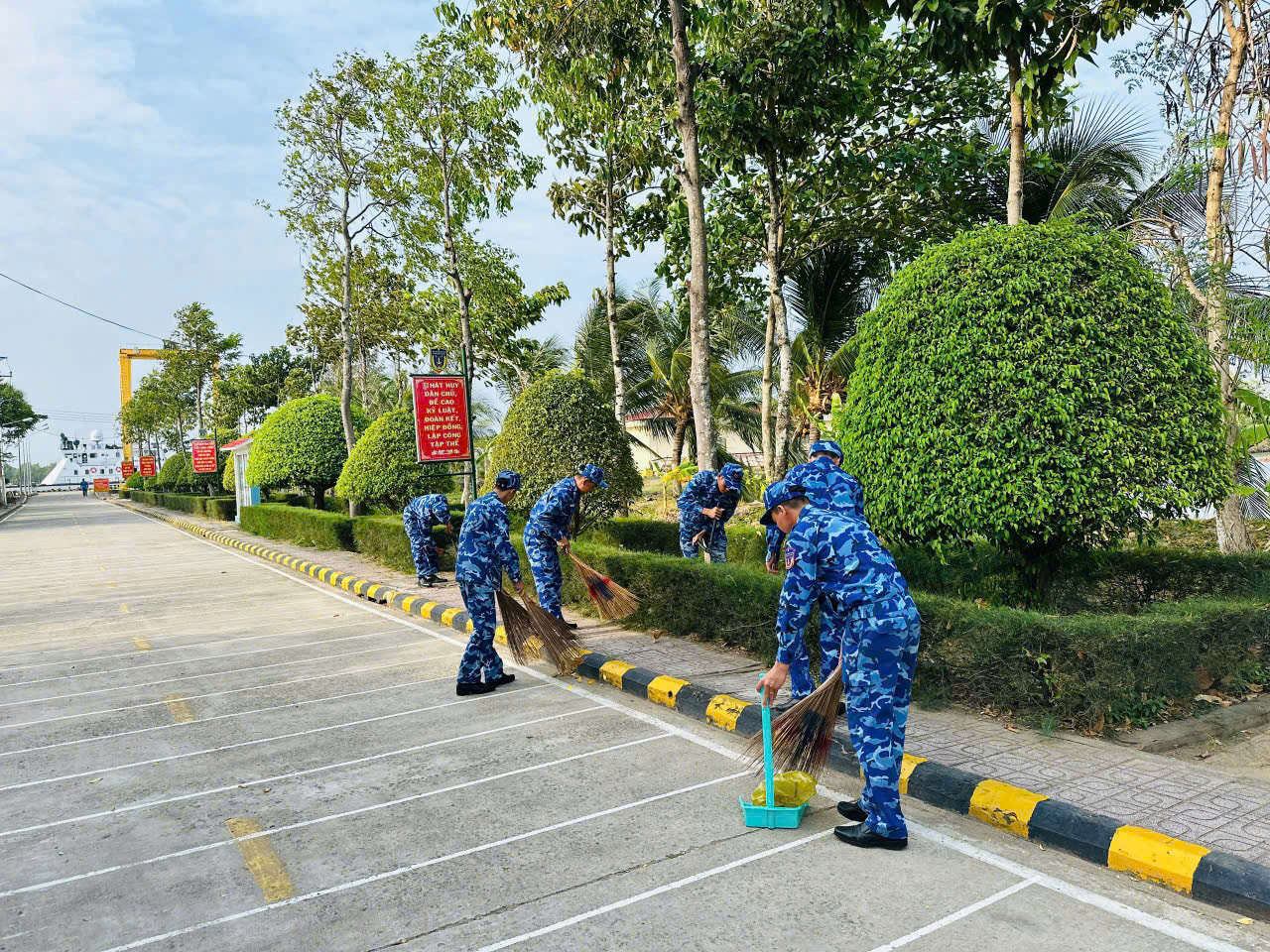 Cán bộ, chiến sĩ thường xuyên vệ sinh,xây dựng cảnh quan đơn vị Cán bộ, chiến sĩ thường xuyên vệ sinh,xây dựng cảnh quan đơn vị