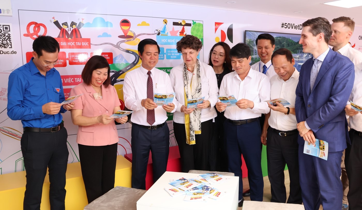 Phó Chủ tịch UBND tỉnh Lê Xuân Lợi (thứ 3 từ trái qua); Đại sứ Đặc mệnh toàn quyền CHLB Đức tại Việt Nam Helga Margarete Barth (thứ 4 từ trái qua) cùng các đại biểu tham quan 