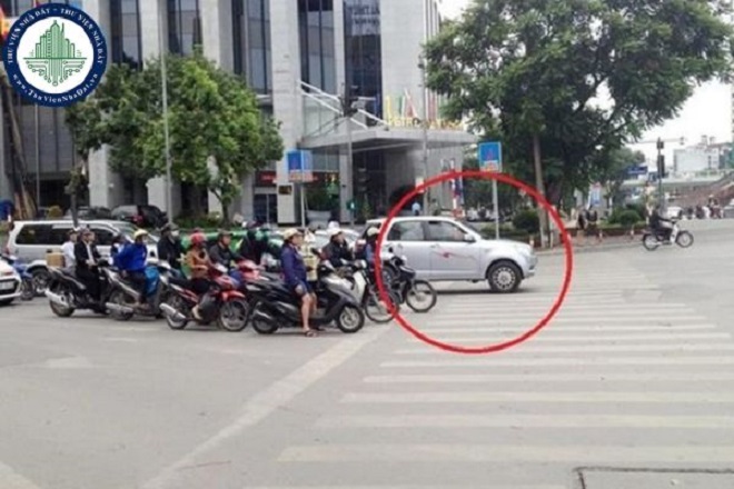 Dừng đèn đỏ đè vạch có bị phạt?