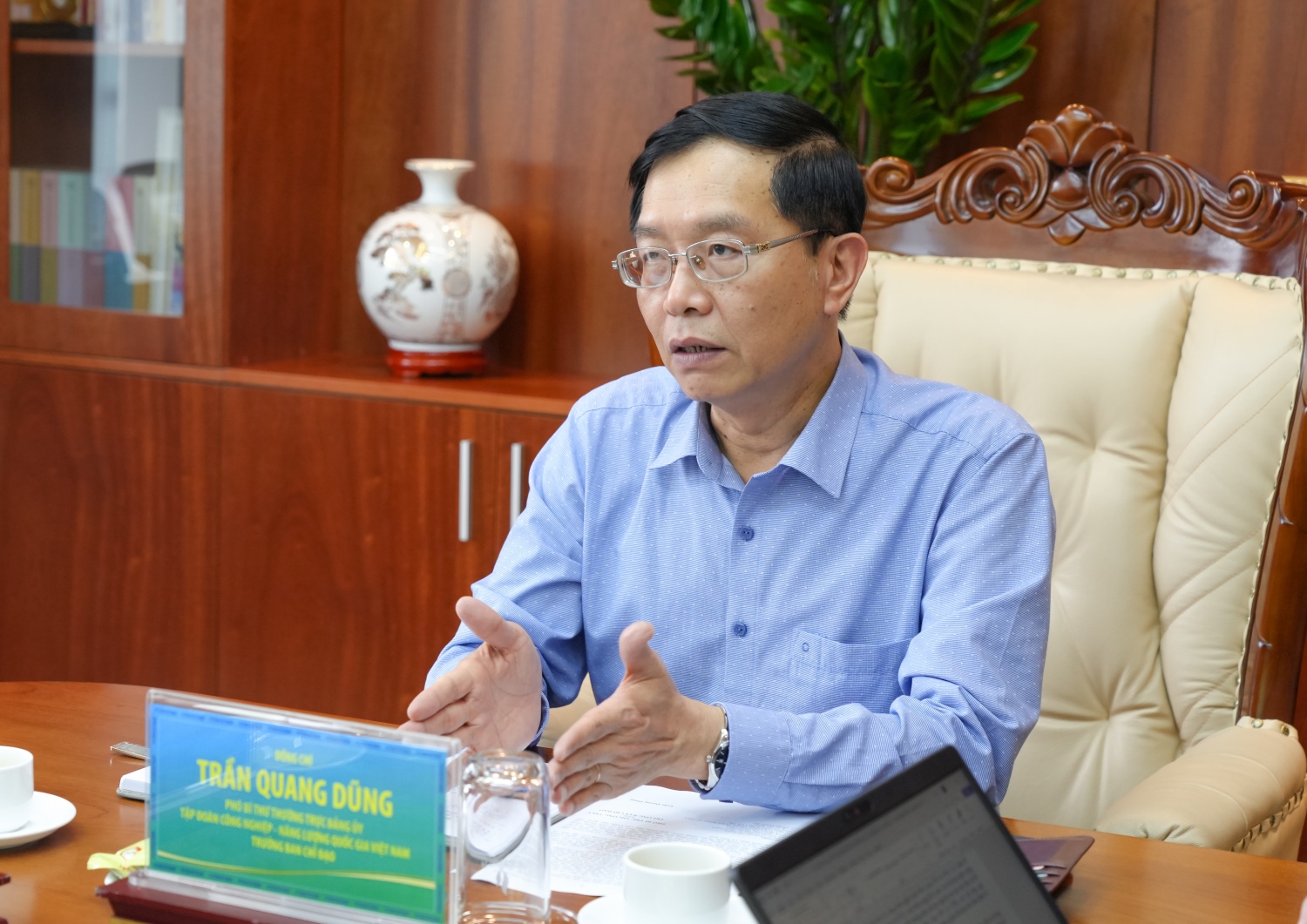 Đồng chí Trần Quang Dũng - Phó Bí thư Thường trực Đảng ủy Tập đoàn, Trưởng Ban Chỉ đạo Cuộc vận động “Người Việt Nam ưu tiên dùng hàng Việt Nam”: Với vai trò là tập đoàn kinh tế trụ cột của đất nước, Petrovietnam cần tiếp tục thể hiện vai trò dẫn dắt thông qua việc hợp tác, liên kết, sẻ chia cùng khối doanh nghiệp nhà nước và doanh nghiệp tư nhân, ưu tiên sử dụng sản phẩm, dịch vụ trong nước Đồng chí Trần Quang Dũng - Phó Bí thư Thường trực Đảng ủy Tập đoàn, Trưởng Ban Chỉ đạo Cuộc vận động “Người Việt Nam ưu tiên dùng hàng Việt Nam”: Với vai trò là tập đoàn kinh tế trụ cột của đất nước, Petrovietnam cần tiếp tục thể hiện vai trò dẫn dắt thông qua việc hợp tác, liên kết, sẻ chia cùng khối doanh nghiệp nhà nước và doanh nghiệp tư nhân, ưu tiên sử dụng sản phẩm, dịch vụ trong nước