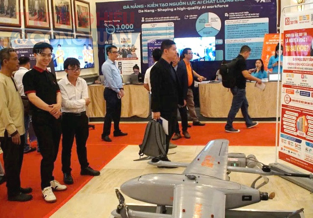 Đại biểu tham quan triển lãm bên lề hội thảo