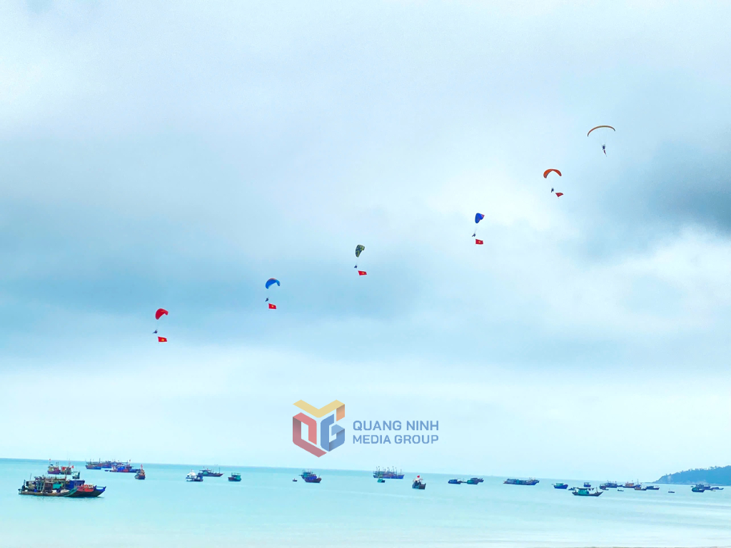 6 chiếc dù bay xếp hàng thẳng tắp giữa biển trời Đông Bắc. 6 chiếc dù bay xếp hàng thẳng tắp giữa biển trời Đông Bắc.