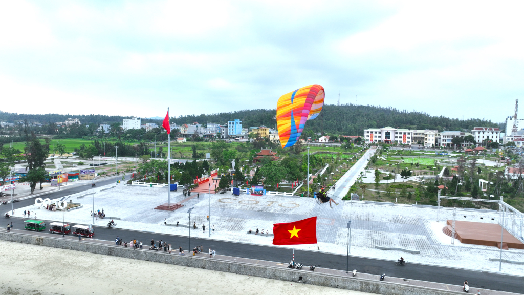 Mãn nhãn màn trình diễn dù lượn giữa biển trời Đông Bắc