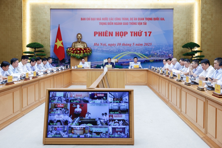 Phiên họp được kết nối trực tuyến từ trụ sở Chính phủ tới 49 tỉnh, thành phố trực thuộc Trung ương đang có các công trình, dự án quan trọng quốc gia, trọng điểm ngành giao thông vận tải - Ảnh: VGP/Nhật Bắc