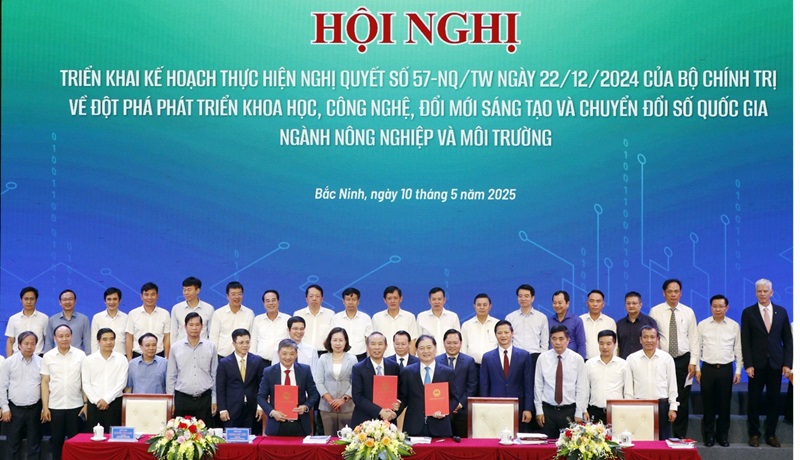 Các đại biểu chứng kiến ký kết giữa Bộ NN&MTvới Liên hiệp các Hội Khoa khoa học và Kỹ thuật Việt Nam và Tổng hội Xây dựng Việt Nam.