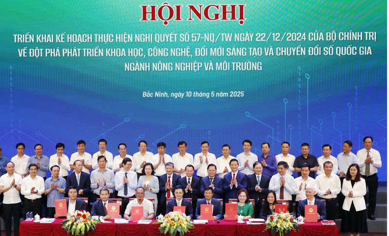 Các đại biểu chứng kiến ký kết giữa Vụ Khoa học và Công nghệ và các doanh nghiệp, hiệp hội ngành hàng