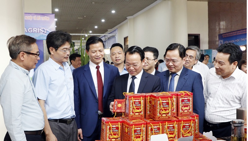 Bộ trưởng Bộ NN&MTĐỗ Đức Duy (thứ 3 từ phải qua), Bí thư Tỉnh ủy Nguyễn Anh Tuấn (thứ 3 từ phải qua) và Chủ tịch UBND tỉnh Vương Quốc Tuấn (thứ 3 từ trái qua) thăm quan các gian trưng bày thành tựu khoa học công nghệ tiêu biểu trong NN&MT.