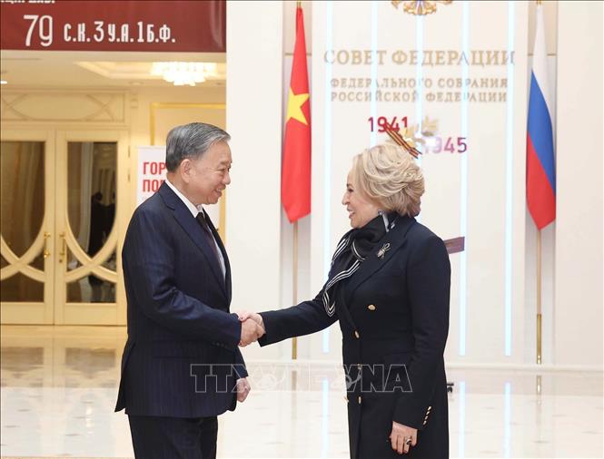 Chủ tịch Hội đồng Liên bang, Quốc hội LB Nga Valentina Matviyenko đón Tổng Bí thư Tô Lâm. Ảnh: Thống Nhất/TTXVN Chủ tịch Hội đồng Liên bang, Quốc hội LB Nga Valentina Matviyenko đón Tổng Bí thư Tô Lâm. Ảnh: Thống Nhất/TTXVN