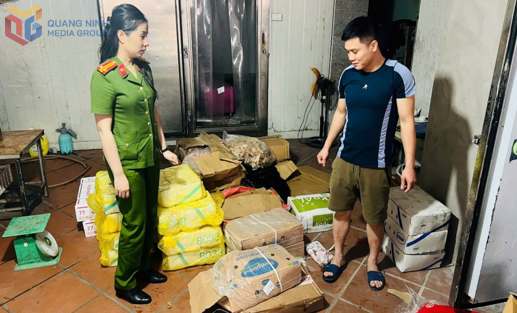 Liên tiếp phát hiện gần 1.600 kg chân gà, xúc xích, thịt lợn, bò không rõ nguồn gốc
