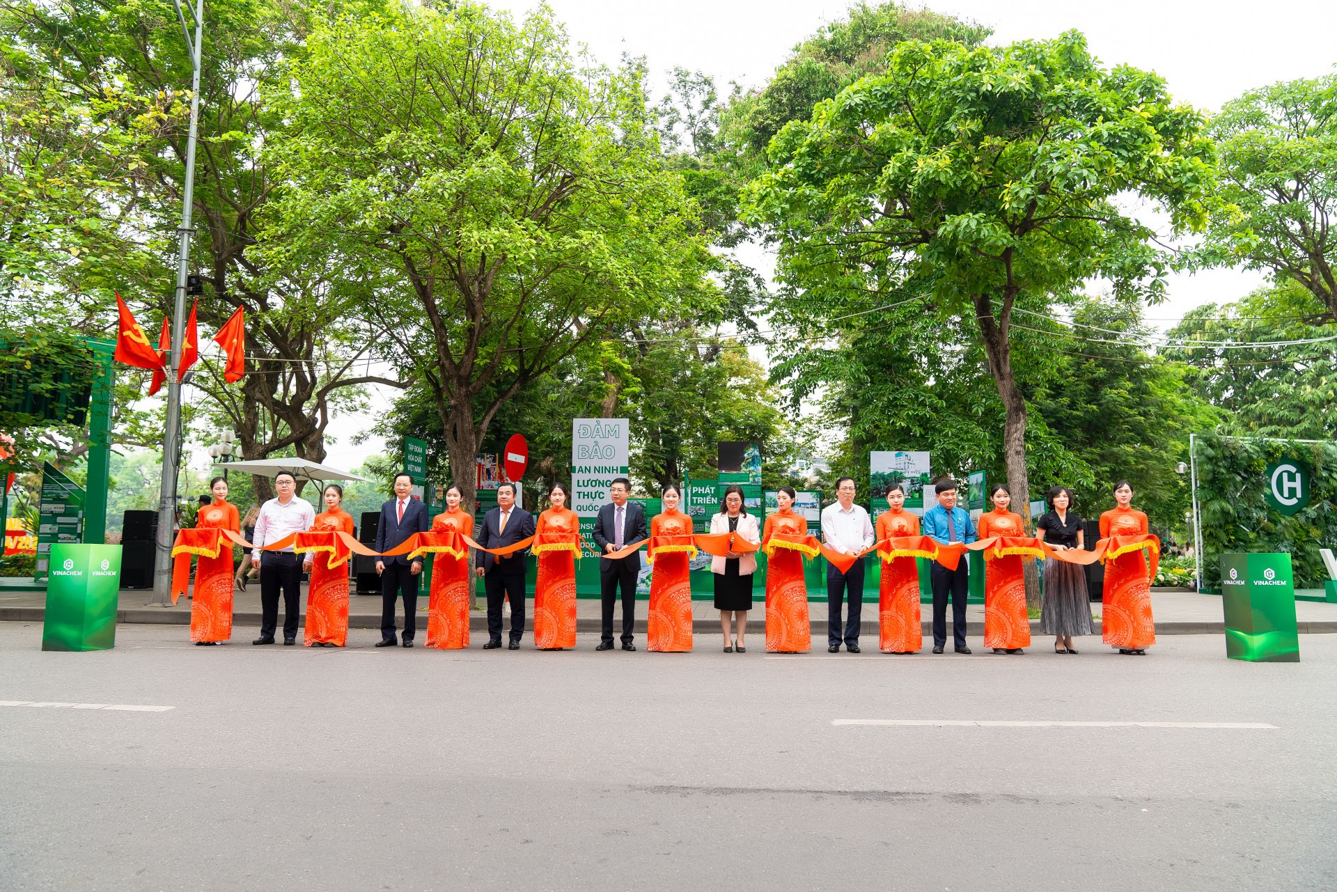 Các đại biểu cắt băng khai mạc Triển lãm ảnh Vinachem hành trình xanh hóa ngành hóa chất và Gian hàng bộ sản phẩm hàng tiêu dùng Vinachem Các đại biểu cắt băng khai mạc Triển lãm ảnh Vinachem hành trình xanh hóa ngành hóa chất và Gian hàng bộ sản phẩm hàng tiêu dùng Vinachem