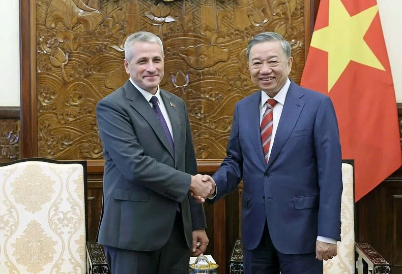 Chủ tịch nước Tô Lâm tiếp Đại sứ Cộng hòa Belarus tại Việt Nam Uladzimir Baravikou, ngày 3/7/2024. (Ảnh: TTXVN) Chủ tịch nước Tô Lâm tiếp Đại sứ Cộng hòa Belarus tại Việt Nam Uladzimir Baravikou, ngày 3/7/2024. (Ảnh: TTXVN)