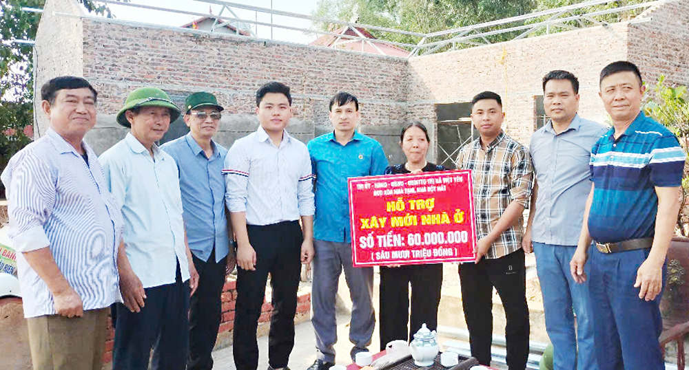 Thị xã Việt Yên hỗ trợ kinh phí xóa nhà tạm, nhà dột nát cho gia đình bà Nguyễn Thị Sai, hộ nghèo ở xã Nghĩa Trung. Thị xã Việt Yên hỗ trợ kinh phí xóa nhà tạm, nhà dột nát cho gia đình bà Nguyễn Thị Sai, hộ nghèo ở xã Nghĩa Trung.