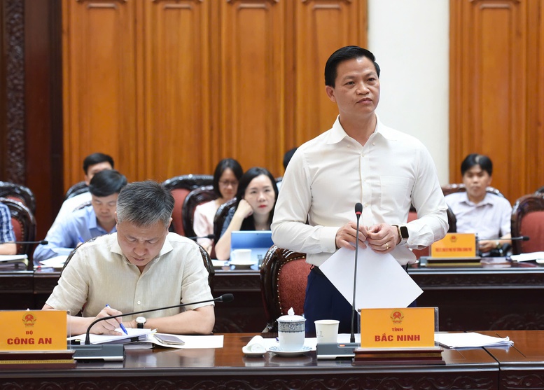 Chủ tịch UBND tỉnh Bắc Ninh Vương Quốc Tuấn phát biểu tại cuộc họp - Ảnh: VGP/Nhật Bắc