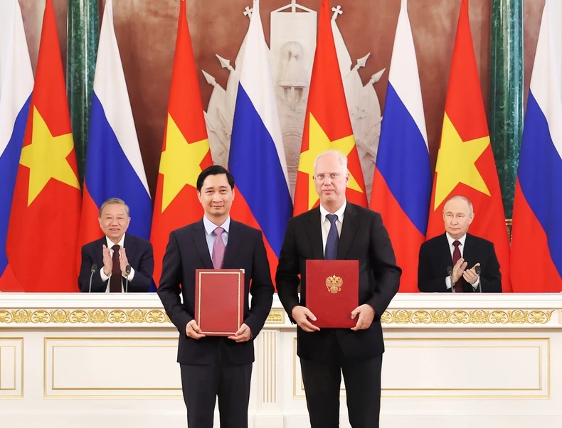 Ông Kirill Dmitriev, Đại diện đặc biệt của Tổng thống Nga về kinh tế và đầu tư nước ngoài, Tổng Giám đốc Quỹ Đầu tư trực tiếp Nga (RDIF) đại diện phía Nga trao đổi văn kiện hợp tác với ông Ngô Chí Dũng, Chủ tịch kiêm Tổng Giám đốc Công ty vaccine VNVC trước sự chứng kiến của Tổng thống Nga V.Putin và Tổng Bí thư Tô Lâm. (Ảnh: THỐNG NHẤT) Ông Kirill Dmitriev, Đại diện đặc biệt của Tổng thống Nga về kinh tế và đầu tư nước ngoài, Tổng Giám đốc Quỹ Đầu tư trực tiếp Nga (RDIF) đại diện phía Nga trao đổi văn kiện hợp tác với ông Ngô Chí Dũng, Chủ tịch kiêm Tổng Giám đốc Công ty vaccine VNVC trước sự chứng kiến của Tổng thống Nga V.Putin và Tổng Bí thư Tô Lâm. (Ảnh: THỐNG NHẤT)