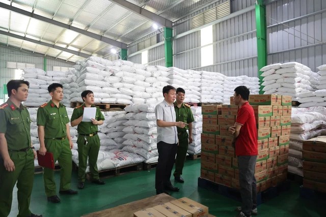 Công an tạm giữ hàng ngàn tấn dầu ăn, mì chính, hạt nêm giả