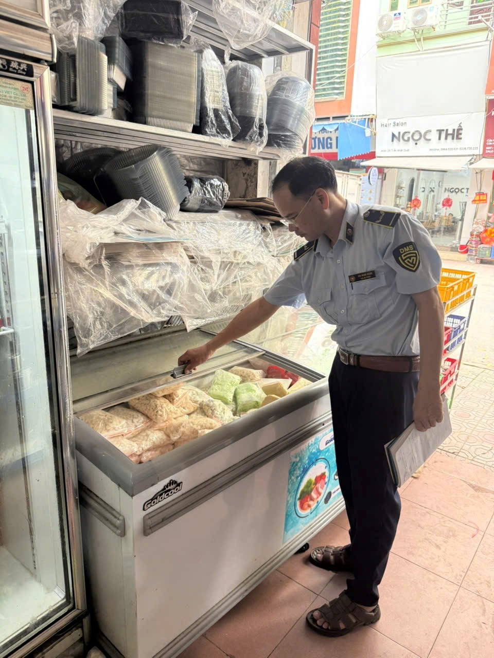 Phát hiện 147 gói sản phẩm thực phẩm bao gói sẵn không rõ nguồn gốc, xuất xứ Phát hiện 147 gói sản phẩm thực phẩm bao gói sẵn không rõ nguồn gốc, xuất xứ