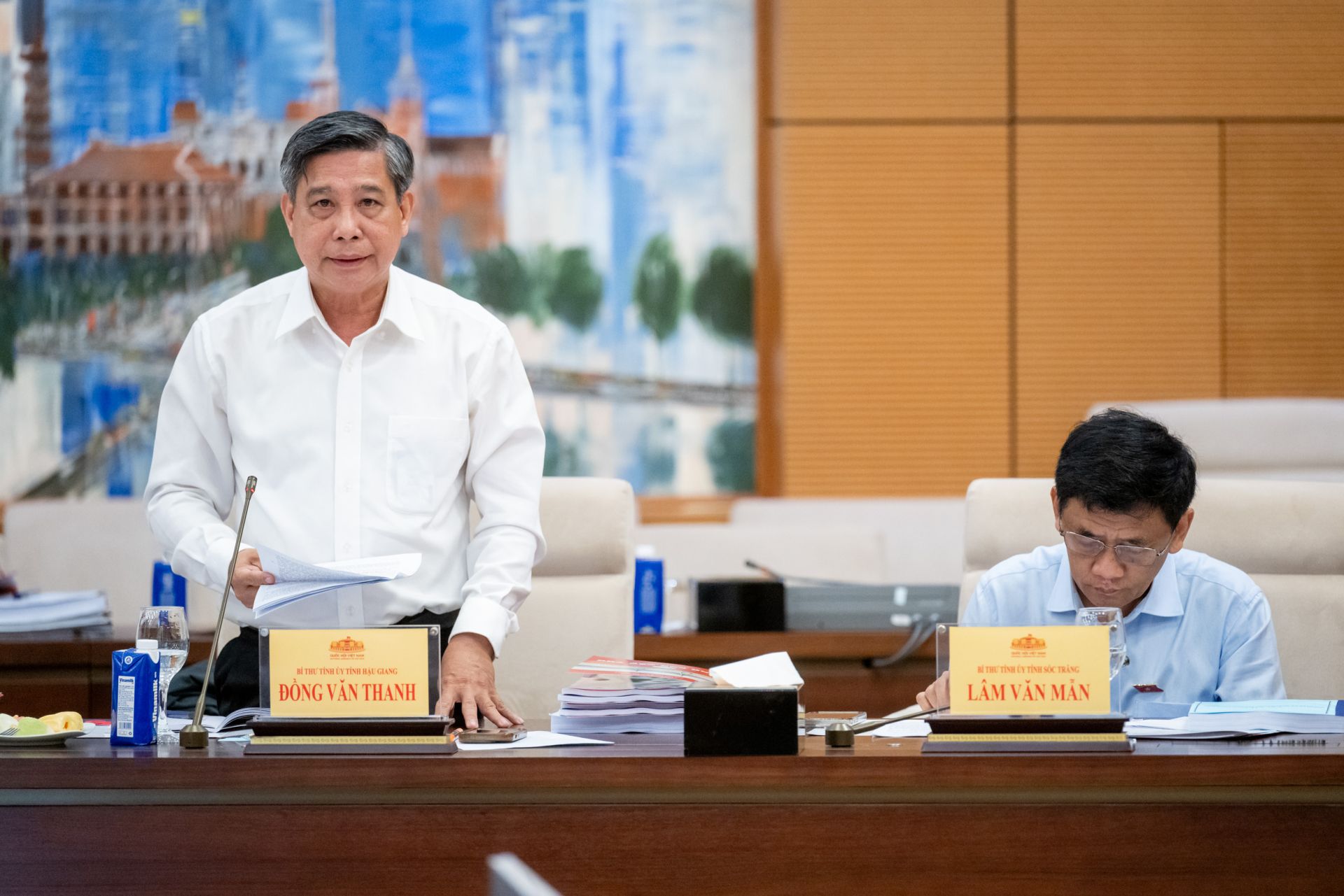 Bí thư Tỉnh ủy Hậu Giang Đồng Văn Thanh báo cáo tại cuộc làm việc