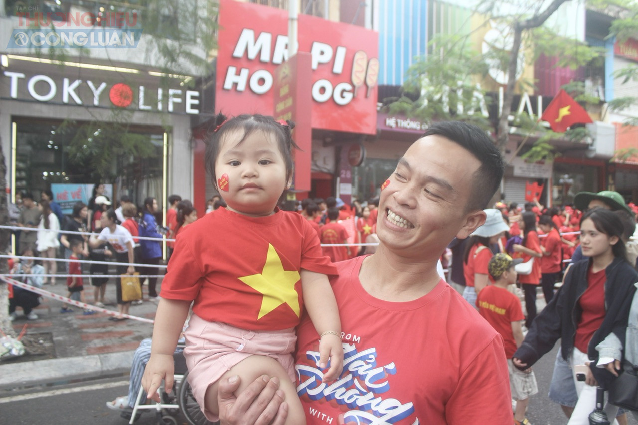 Người dân Hải Phòng nô nức đi cổ vũ Chương trình Duyệt đội ngũ và Diễu hành quần chúng
