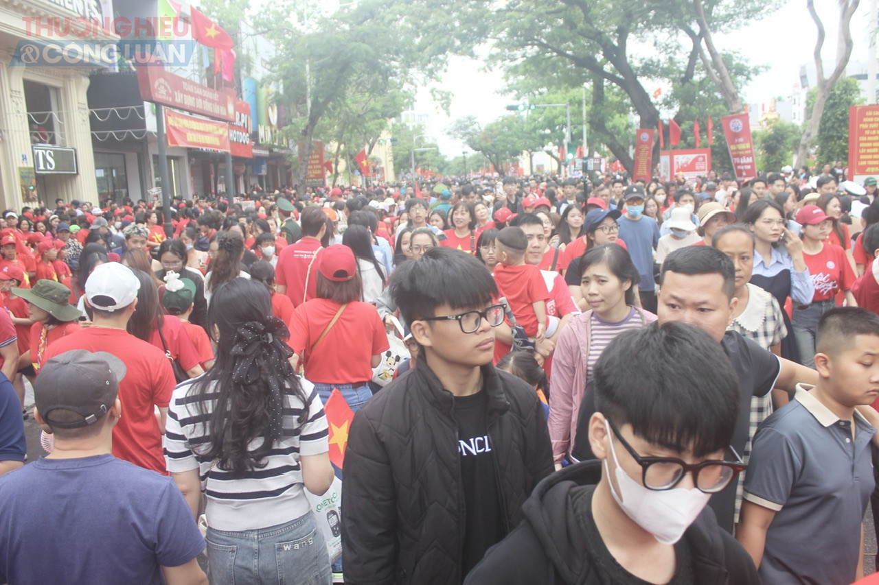 Người dân nô nức đi cổ Chương trình Duyệt đội ngũ và Diễu hành quần chúng Người dân nô nức đi cổ Chương trình Duyệt đội ngũ và Diễu hành quần chúng