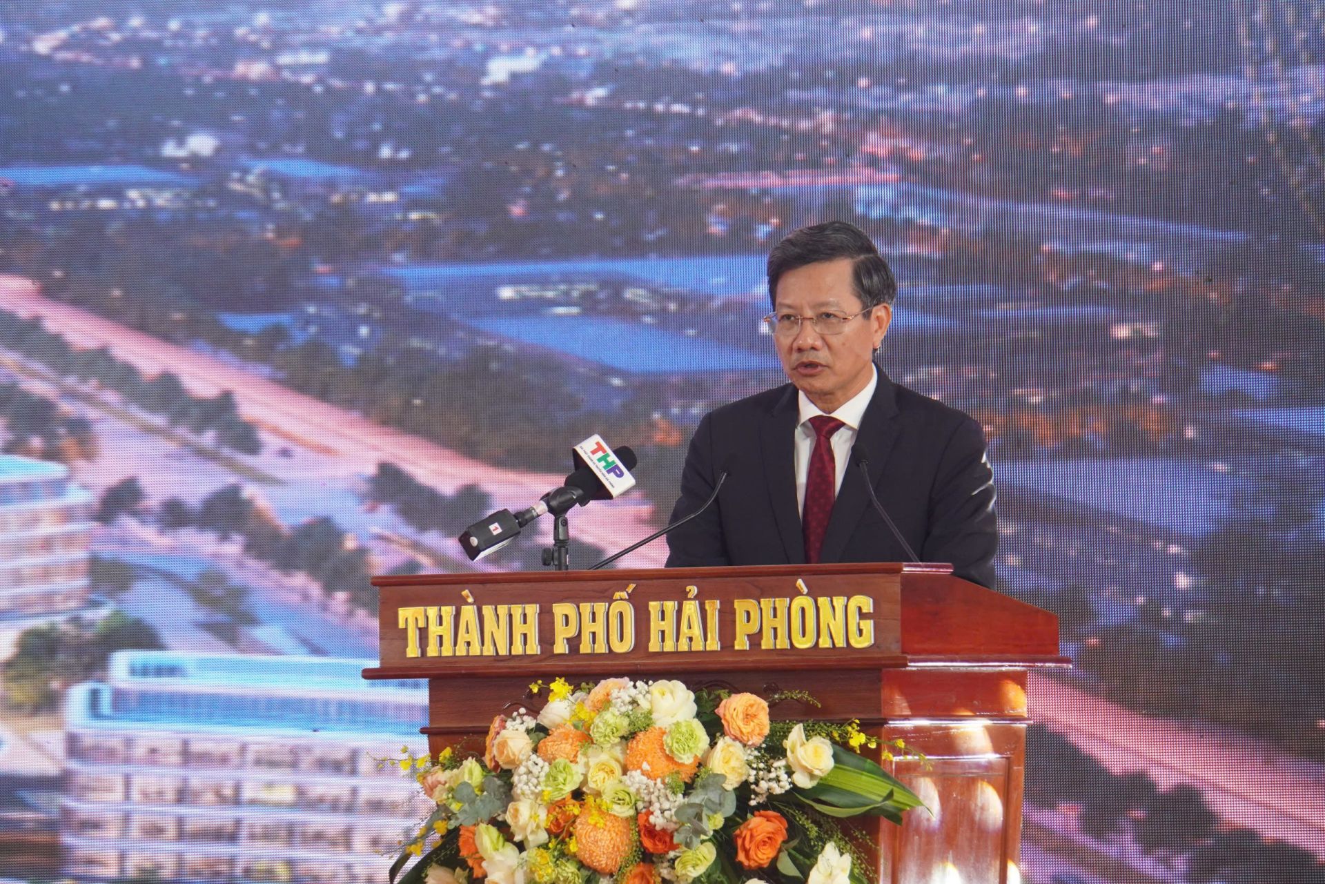 Phó Chủ tịch TT UBND TP. Hải Phòng Lê Anh Quân phát biểu tại Lễ gắn biển công trình Trung tâm Chính trị - Hành chính thành phố và công trình Trung tâm Hội nghị - Biểu diễn thành phố