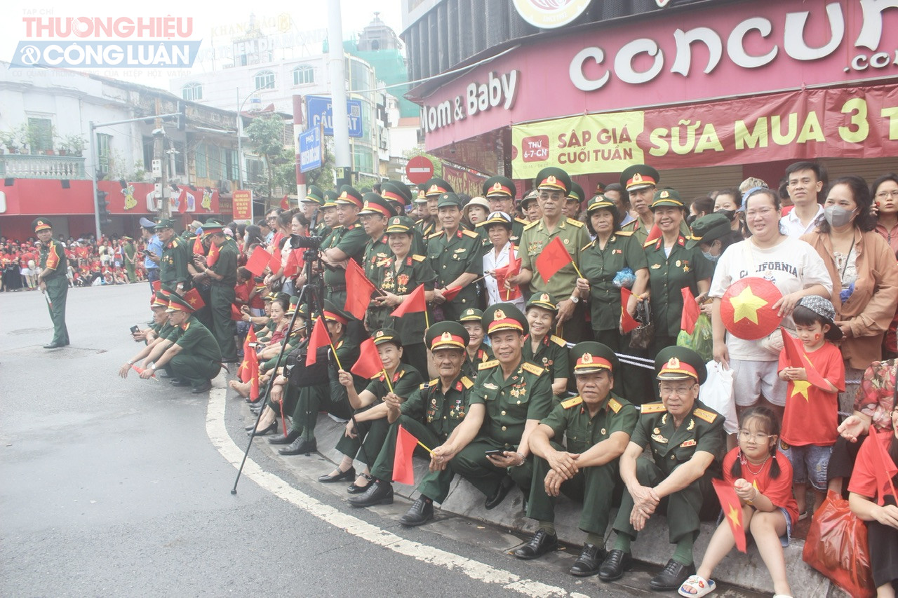 Nhiều người đã đến từ rất sớm để được chiêm ngưỡng Chương trình Duyệt đội ngũ và Diễu hành quần chúng Nhiều người đã đến từ rất sớm để được chiêm ngưỡng Chương trình Duyệt đội ngũ và Diễu hành quần chúng