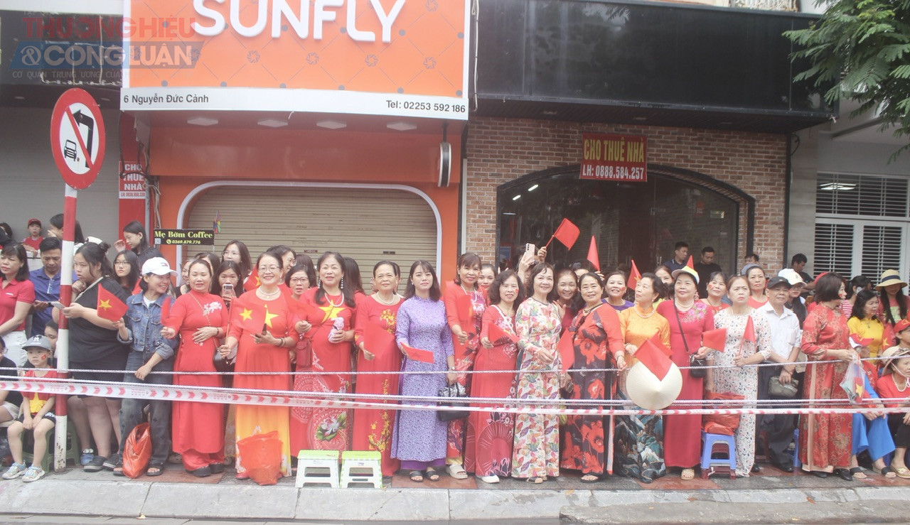 Người dân Hải Phòng nô nức cỏ vũ Chương trình Duyệt đội ngũ và Diễu hành quần chúng Người dân Hải Phòng nô nức cỏ vũ Chương trình Duyệt đội ngũ và Diễu hành quần chúng