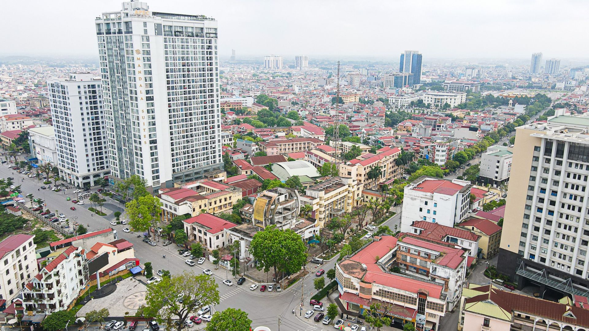 Nằm trên tuyến đường Nguyễn Văn Cừ và Hoàng Văn Thụ, trụ sở Đài phát thanh và Truyền hình tỉnh Bắc Giang, Sở Tư pháp, Tòa án nhân dân thành phố Bắc Giang từ lâu đã không còn sử dụng do các đơn vị đều đã chuyển sang các trụ sở mới.