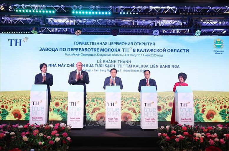 Các đại biểu thực hiện nghi thức khánh thành Nhà máy chế biến sữa tươi sạch TH của Tập đoàn TH tại tỉnh Kaluga, Liên bang Nga. Ảnh TTXVN. Các đại biểu thực hiện nghi thức khánh thành Nhà máy chế biến sữa tươi sạch TH của Tập đoàn TH tại tỉnh Kaluga, Liên bang Nga. Ảnh TTXVN.