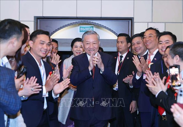 Tổng Bí thư Tô Lâm và Phu nhân gặp gỡ cán bộ, nhân viên cùng đại diện cộng đồng người Việt Nam tại Liên bang Nga. Ảnh TTXVN.