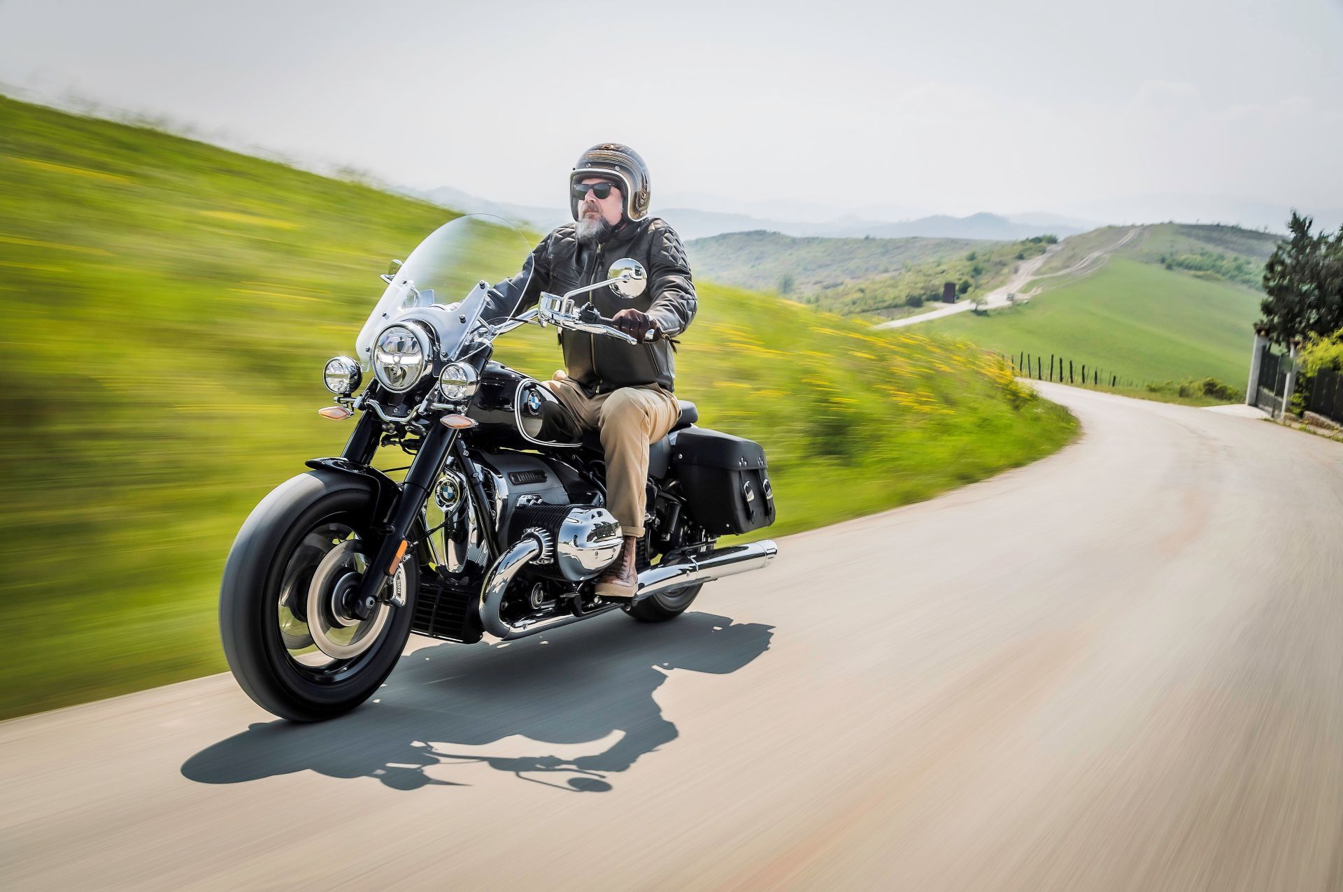 Mẫu Cruiser trang bị giảm xóc đơn, mang đến tư thế ngồi thoải mái khi di chuyển đường trường