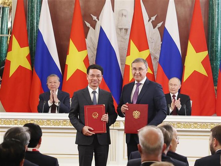 Tổng Bí thư Tô Lâm và Tổng thống Vladimir Putin chứng kiến trao Thỏa thuận giữa hai Bộ Khoa học và Công nghệ về hợp tác cùng tuyển chọn các đề tài, dự án nghiên cứu khoa học và công nghệ Việt - Nga. Ảnh: TTXVN Tổng Bí thư Tô Lâm và Tổng thống Vladimir Putin chứng kiến trao Thỏa thuận giữa hai Bộ Khoa học và Công nghệ về hợp tác cùng tuyển chọn các đề tài, dự án nghiên cứu khoa học và công nghệ Việt - Nga. Ảnh: TTXVN