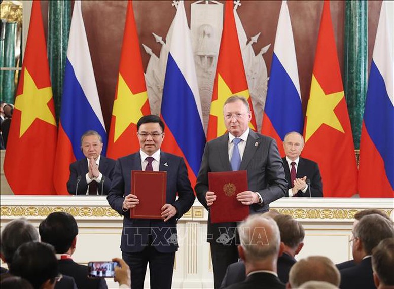 Tổng Bí thư Tô Lâm và Tổng thống Vladimir Putin chứng kiến trao Hợp đồng mua bán khí thiên nhiên từ lô 12/11 giữa Tập đoàn Công nghiệp - Năng lượng Việt Nam và Công ty cổ phần Zarubezhneft và Tổng Công ty Khí Việt Nam. Ảnh: TTXVN Tổng Bí thư Tô Lâm và Tổng thống Vladimir Putin chứng kiến trao Hợp đồng mua bán khí thiên nhiên từ lô 12/11 giữa Tập đoàn Công nghiệp - Năng lượng Việt Nam và Công ty cổ phần Zarubezhneft và Tổng Công ty Khí Việt Nam. Ảnh: TTXVN