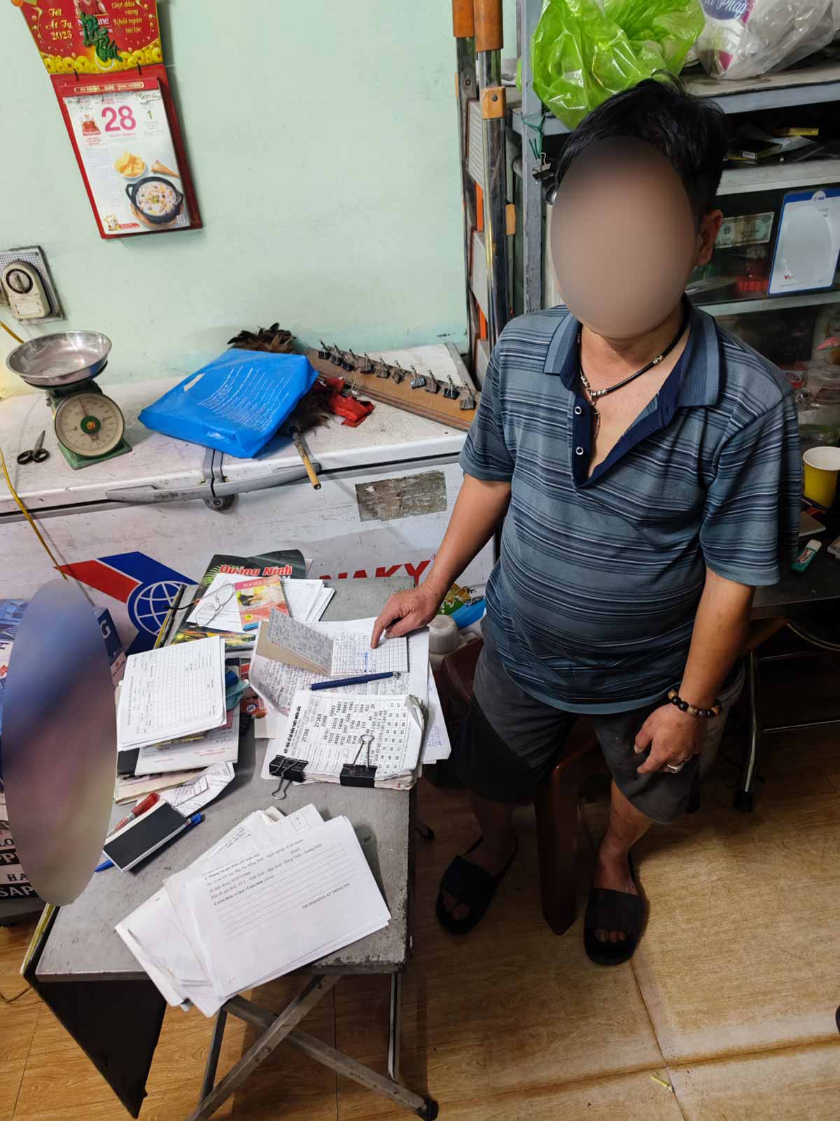 Đối tượng thực hiện hành vi đánh bạc với hình thức chơi lô đề tài TP Đông Triều, Quảng Ninh. Đối tượng thực hiện hành vi đánh bạc với hình thức chơi lô đề tài TP Đông Triều, Quảng Ninh.