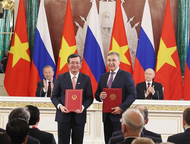 Tổng Bí thư Tô Lâm và Tổng thống Vladimir Putin chứng kiến trao Hiệp định giữa 2 Chính phủ về thành lập và hoạt động của Trung tâm tiếng Nga mang tên Pushkin. Ảnh: TTXVN Tổng Bí thư Tô Lâm và Tổng thống Vladimir Putin chứng kiến trao Hiệp định giữa 2 Chính phủ về thành lập và hoạt động của Trung tâm tiếng Nga mang tên Pushkin. Ảnh: TTXVN