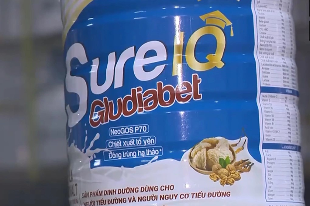 Một hộp sữa giả trong vụ án. Ảnh: VTV