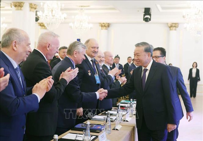 Tổng Bí thư Tô Lâm với các nhân sĩ, trí thức, chuyên gia Nga từng giúp đỡ Việt Nam. Ảnh: TTXVN